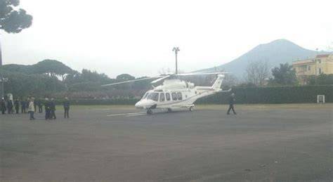 Foto aerea dell'elicottero del Papa che atterra a Montorso o del Papa accolto dalle autorità locali