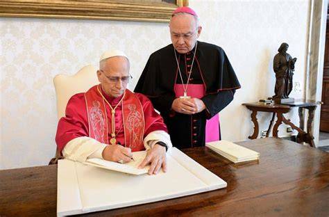 Foto del Papa che celebra la Messa nella Santa Casa o firma l'esortazione apostolica