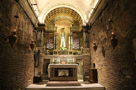 Foto di giovani in preghiera o in discernimento vocazionale a Loreto, possibilmente all'interno della Santa Casa
