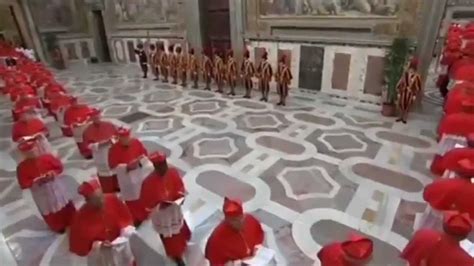 Cardinali in processione verso la Cappella Sistina