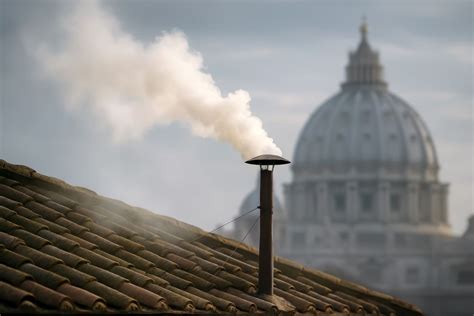 Follla in Piazza San Pietro che osserva il comignolo della Cappella Sistina