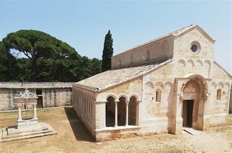 Abbazia di Monte Armato: veduta generale dell'architettura romanica e del paesaggio circostante
