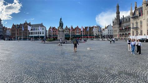 Piazza Markt a Bruges con il Belfort