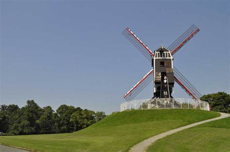 Mulini a vento nel parco Kruisvest a Bruges