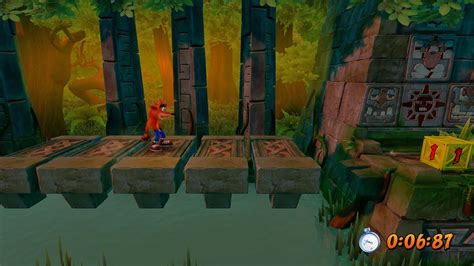 Screenshot di Crash Bandicoot durante una sfida a tempo con la reliquia d'oro