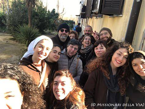 Foto di gruppo di missionari e missionarie di Villaregia in missione