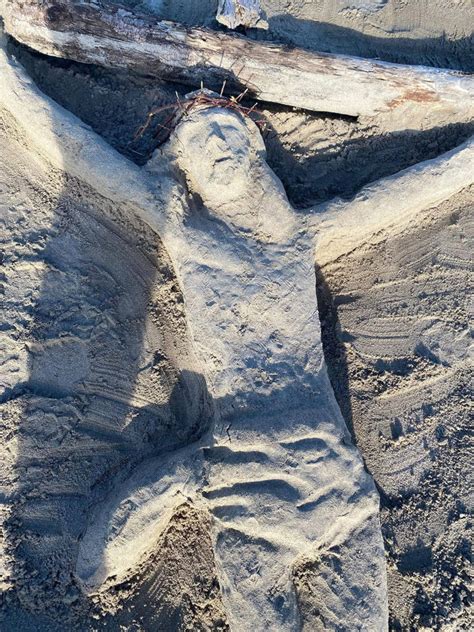foto del Cristo ligneo ritrovato sulla spiaggia di Prelo a Rapallo