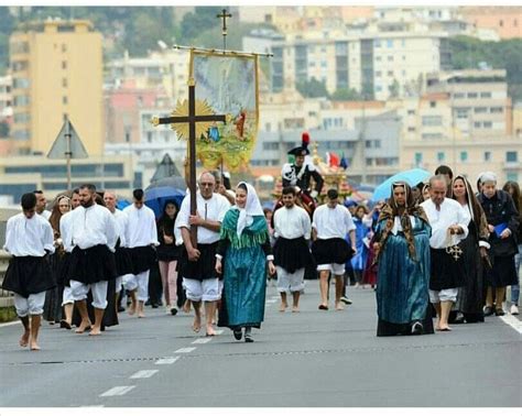 Un gruppo di ministranti in processione d'ingresso con vesti liturgiche, guidati dal crocifero e dal turiferario