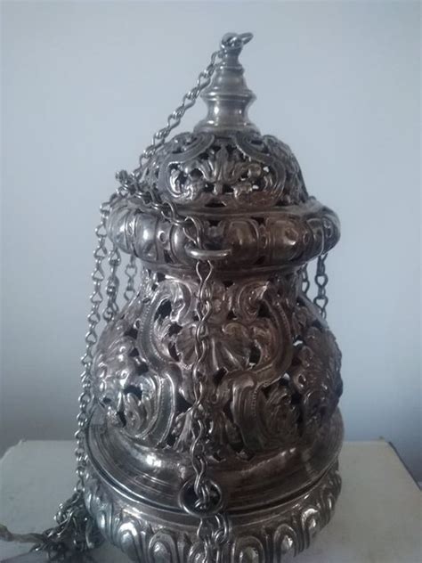 Infografica dettagliata sulla struttura del turibolo: catenelle, braciere, coperchio e anelli di supporto