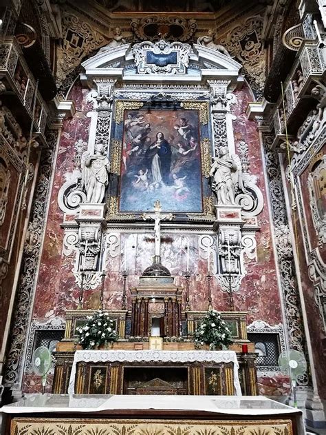 Interno della Chiesa dell'Immacolata Concezione ad Avellino, con altare barocco e dipinti