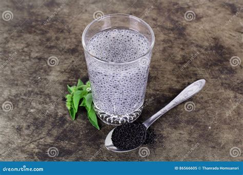 Foto ravvicinata di semi di basilico immersi in acqua che si gonfiano formando una gelatina