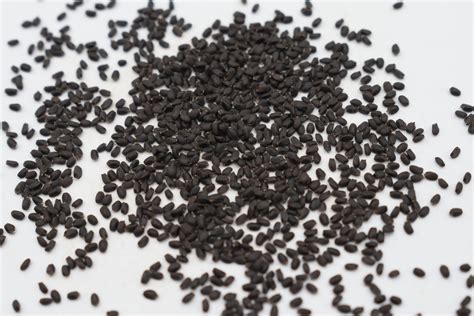 Infografica sui principali benefici dei semi di basilico per l'organismo