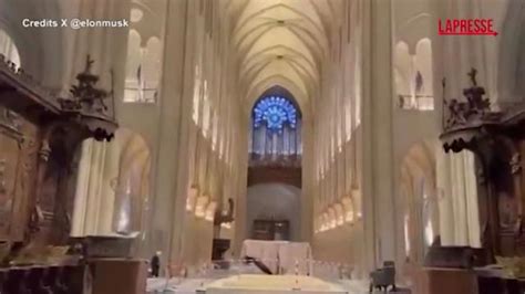 Interno della Cattedrale di Rimini con illuminazione suggestiva durante una celebrazione serale