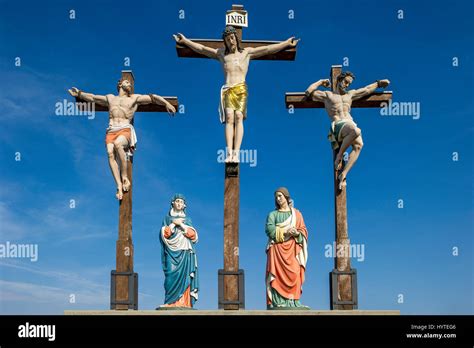 Gesù sulla croce con i due ladroni, uno dei quali lo invoca