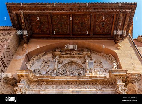 Dettaglio dell'altare maggiore rinascimentale della Chiesa Vecchia, con sculture e rilievi