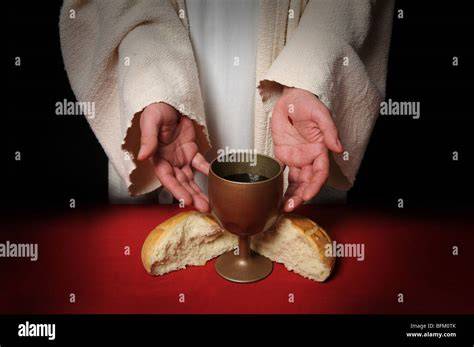foto: sacerdote offre pane e vino all'altare