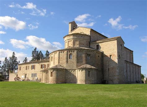 Ricostruzione storica della Basilica di Santa Maria a Piè di Chienti con i diversi livelli di calpestio