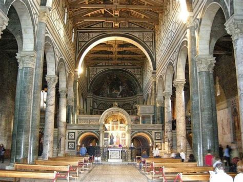 Interno della navata centrale della Basilica di San Miniato al Monte con pavimento intarsiato