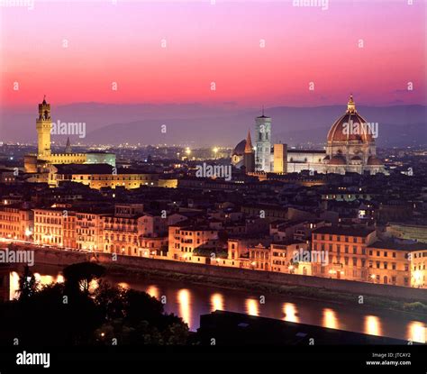 Veduta panoramica di Firenze dal Piazzale Michelangelo al tramonto