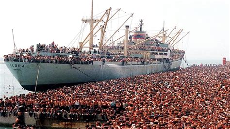 foto storica della nave Vlora nel porto di Bari