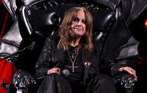 Ritratto di Ozzy Osbourne con elementi stilistici che richiamano la sua carriera musicale e la sua immagine pubblica
