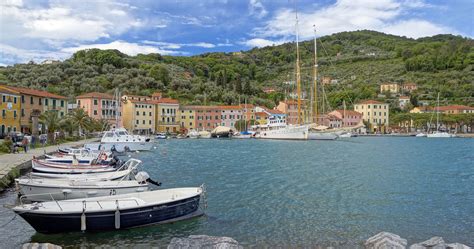 Veduta aerea del borgo di Le Grazie con il Santuario visibile dal mare