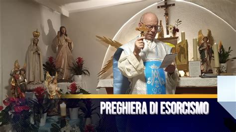 Sacerdote che compie un rito di esorcismo in un contesto appropriato