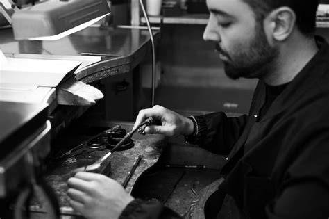 Foto del team della Bottega Orafa Simeone al lavoro nel laboratorio