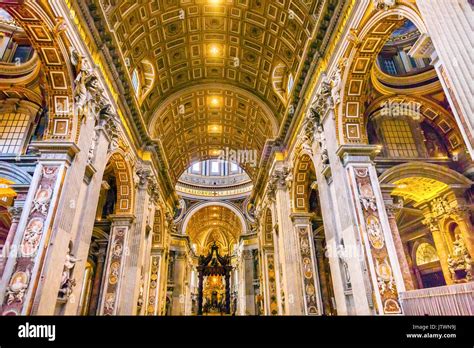 Veduta d'insieme della navata centrale della Basilica di San Pietro con il dettaglio delle acquasantiere monumentali.