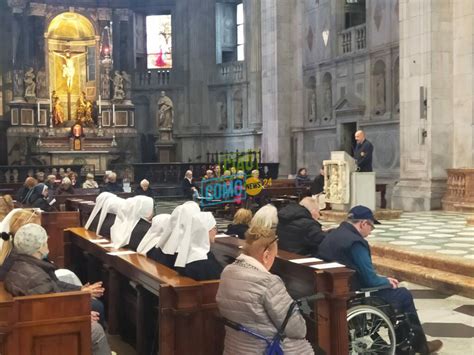 Fedeli in preghiera davanti all'Eucaristia, simbolo di riparazione