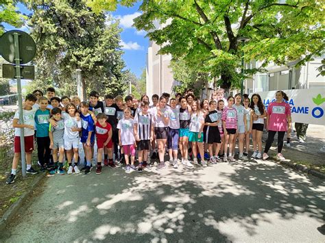 Foto di studenti della Scuola Sacro Cuore durante attività di robotica o doposcuola