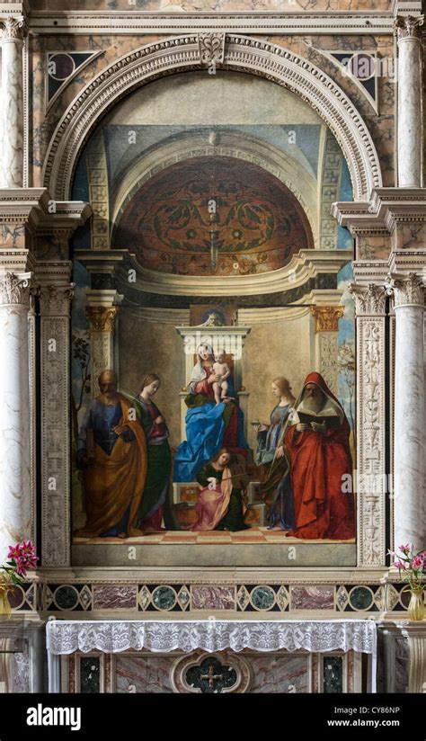 Foto ravvicinata della pala d'altare con il quadro di San Gaetano