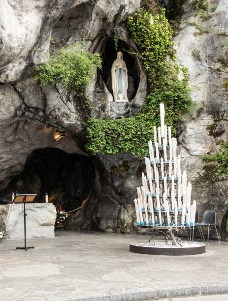 Foto panoramica del Santuario di Lourdes con la Grotta di Massabielle e il fiume Gave de Pau