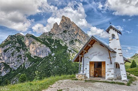Infografica schematica della chiesetta di Piani di Falzarego con evidenziati i danni al tetto e il piano di restauro
