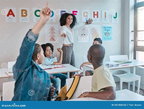 Catechiste che insegnano ai bambini in un ambiente sereno
