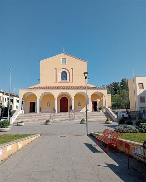 Veduta esterna della Chiesa di San Raffaele Arcangelo con panorama sulla valle