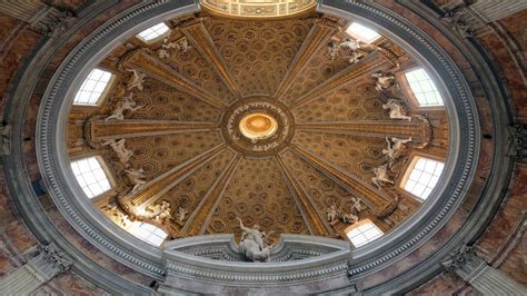 Dettaglio della volta a botte e della cupola ellittica all'interno della chiesa