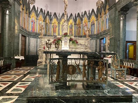 Interno della chiesa con focus sugli arredi lignei e l'altare