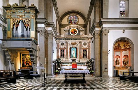 Dettagli architettonici della facciata della Chiesa SS. Annunziata, evidenziando lo stile barocco