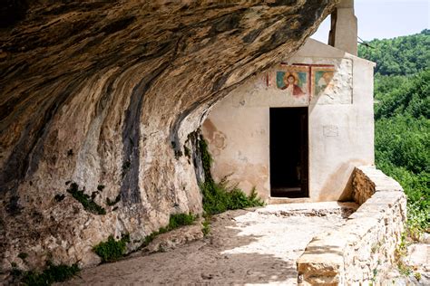 Eremo di San Bartolomeo in Legio incastonato nella roccia con paesaggio montano circostante