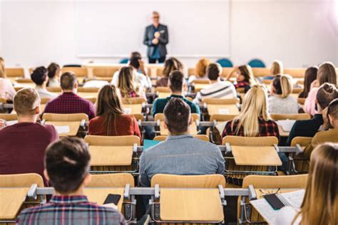 Scatto di un teologo in aula durante una lezione universitaria
