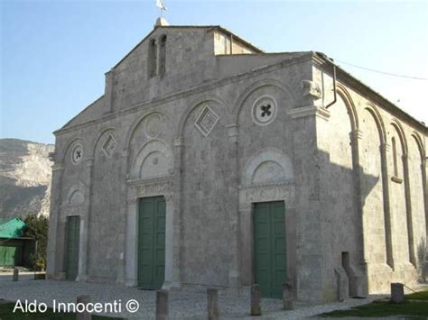 Panoramica della Pieve dei Santi Ippolito e Cassiano a Scurano