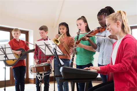 foto di studenti che suonano strumenti musicali in orchestra