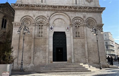 Dettaglio degli esterni della Cattedrale di Foggia, con elementi romanici e barocchi