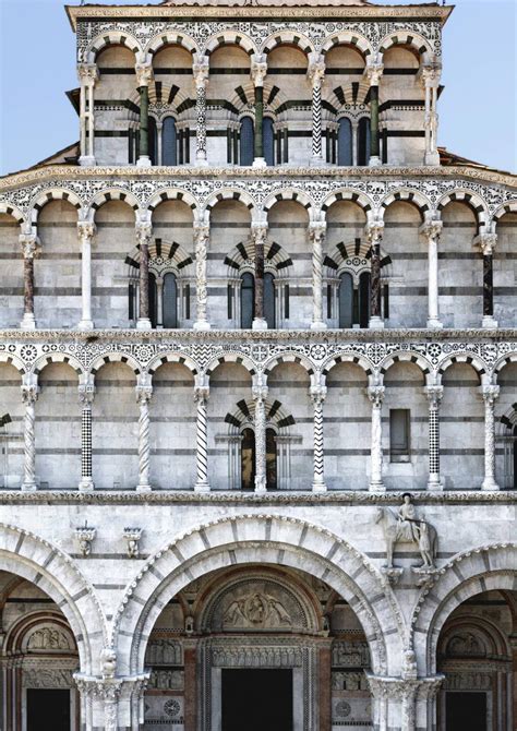 Dettaglio del Portale di San Martino con le sue sculture