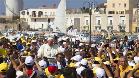 Foto di Papa Francesco con migranti a Lampedusa durante la sua visita