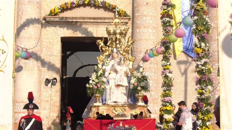 Statua della Madonna della Catena a Riesi in processione per le vie del paese