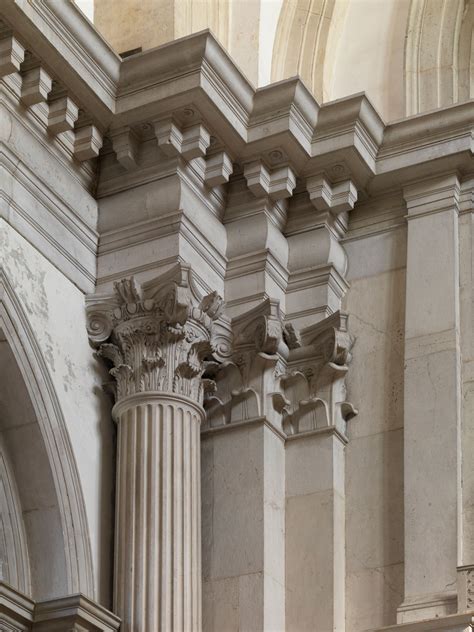 Dettaglio dei capitelli medievali all'interno della Chiesa di San Bernardo