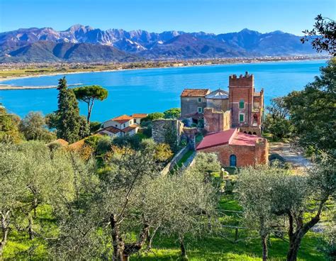 Veduta panoramica del Monastero di Santa Croce del Corvo immerso nel verde con vista sul mare