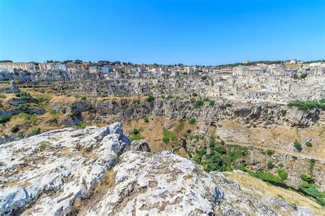 Veduta panoramica dei Sassi di Matera con illuminazione serale e atmosfera natalizia
